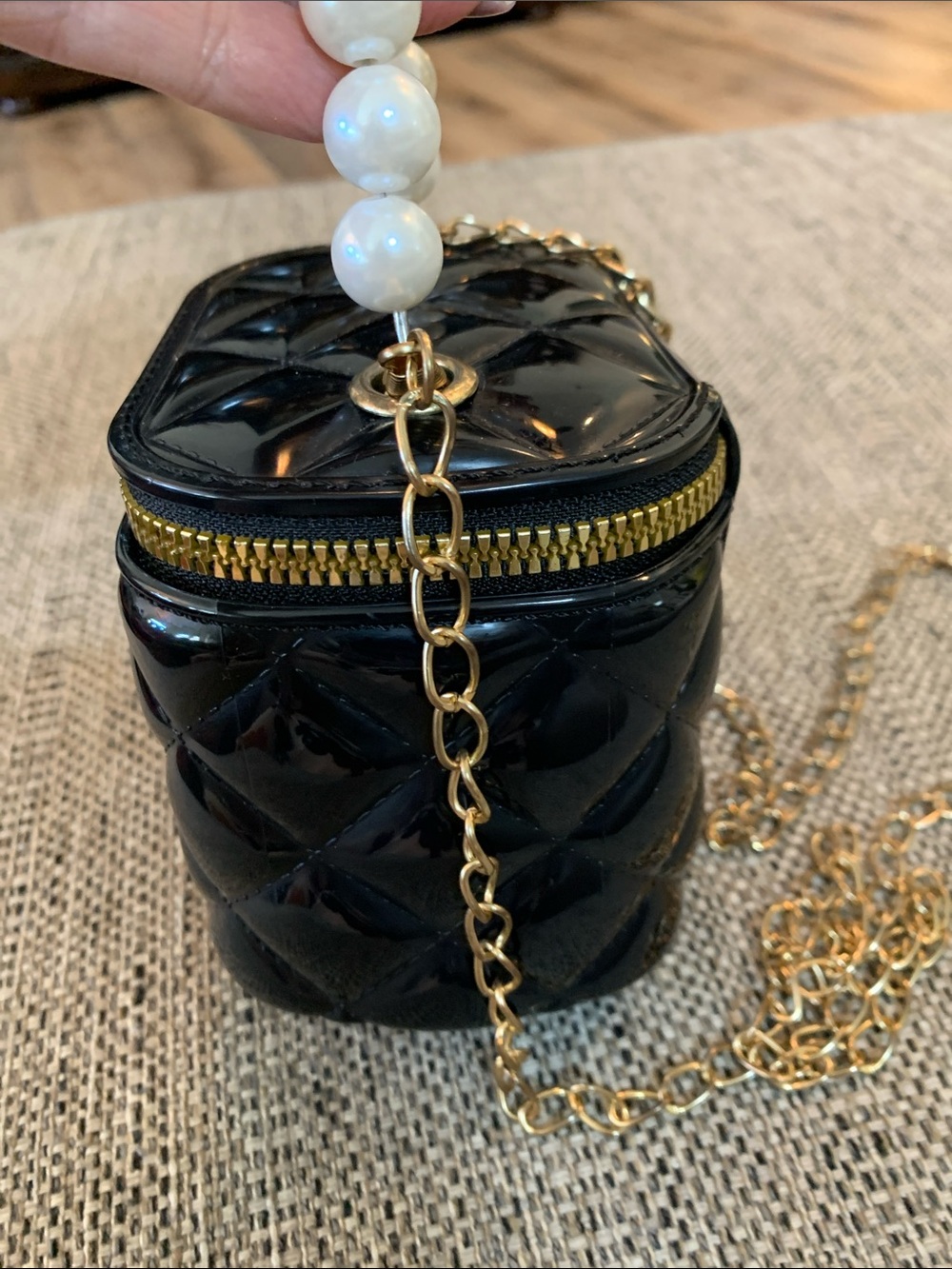 Black quilted mini jelly handbag crossbody featuring a faux-pearl top handle - Picture 4 of 8